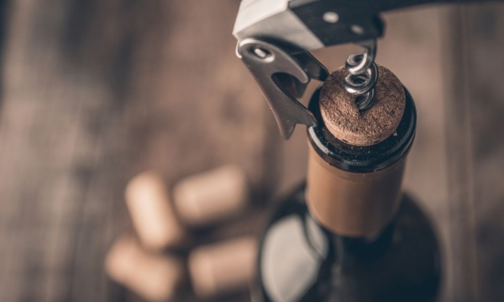 Read more about the article אילו גורמים יכולים להרוס בקבוק יין ככל שהוא מזדקן?